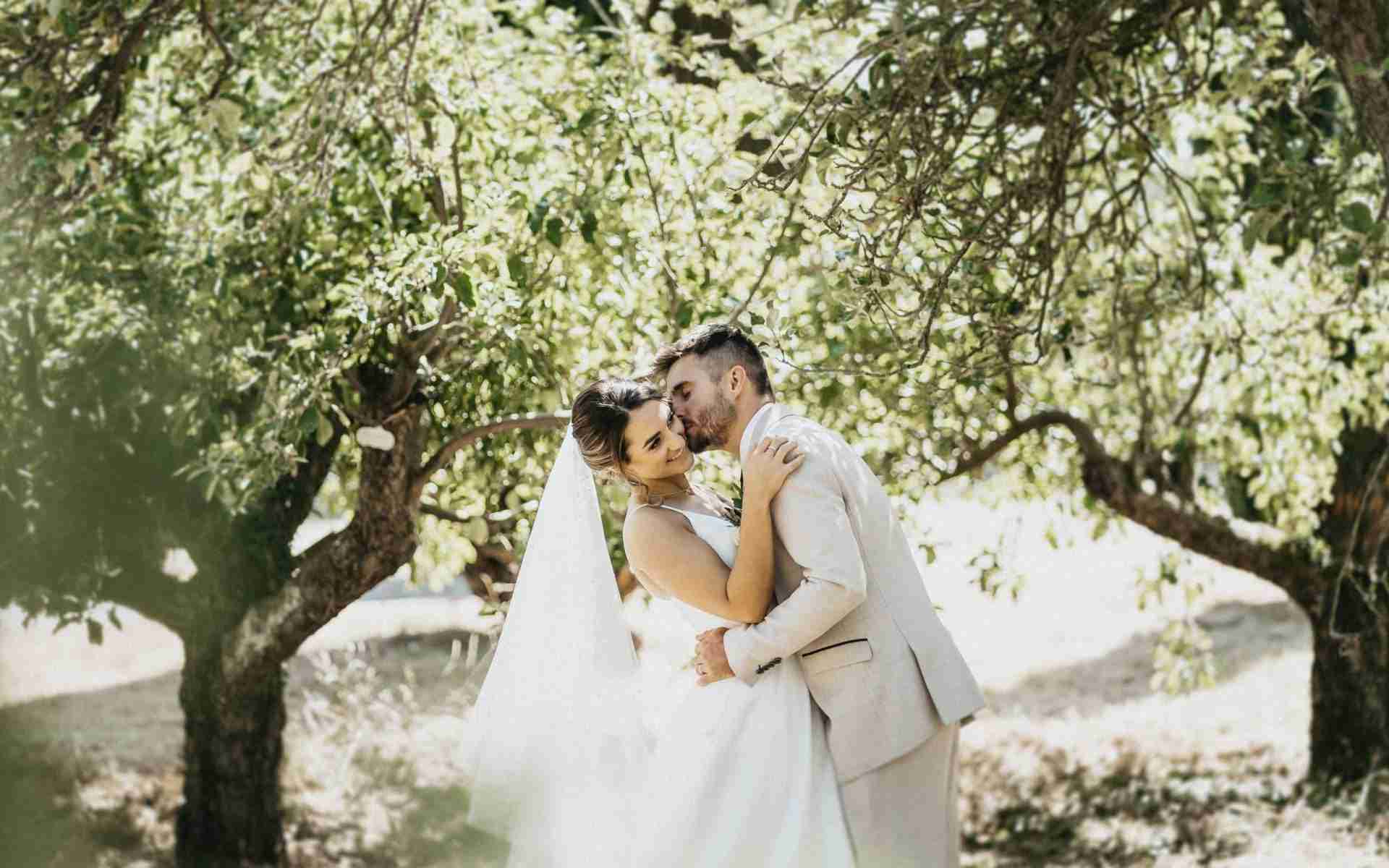 VENUE GUIDE | Doddington Hall 43 a man and woman kissing under a tree
