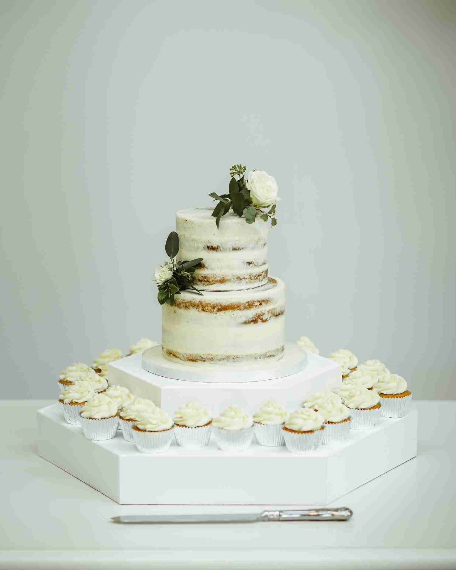 VENUE GUIDE | Doddington Hall 58 white wedding cake at Doddington Hall
